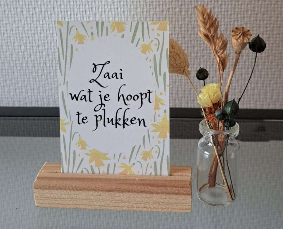 Kaart met tekst en droogbloemen